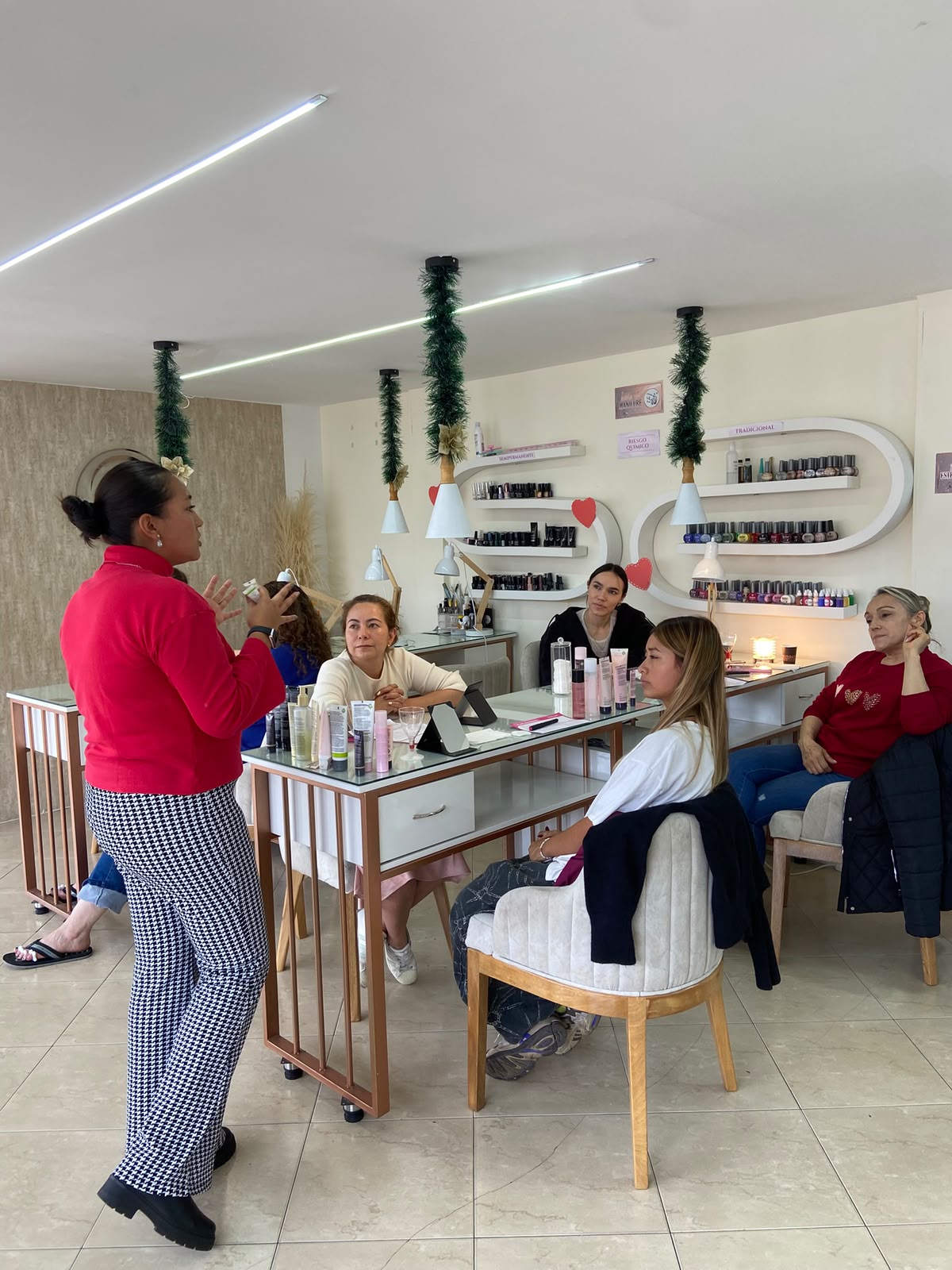 Mafe Morales, consultora Mary Kay en Bogotá, presentando la oportunidad de negocio a un grupo de mujeres en un taller de belleza